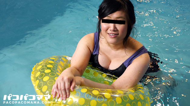 競泳水着を着ててもわかるほどの巨乳妻 冴島美代子