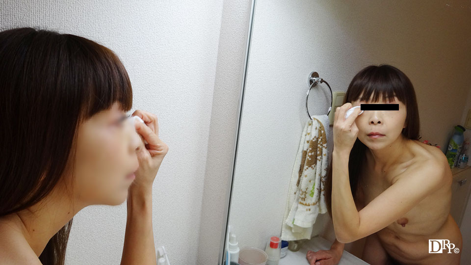 Mature Without Makeup: Her Smile Lines (PacoPacoMama-041317_063)