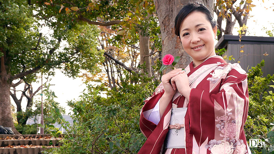 Walking With Mature Woman: Kimono Walking In Her Hometown (PacoPacoMama-042217_069) sample image 1