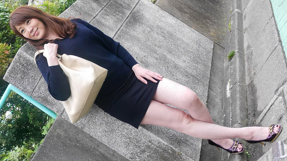 A beautiful mature woman with beautiful legs and a miniskirt gets picked up and creampied twice! (PacoPacoMama-060525_100)